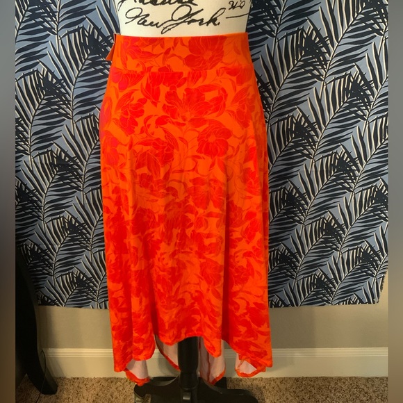 #26 NWT Torrid Orange Flower Skirt Size 2 - Picture 2 of 4